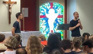 c’est reparti avec le témoignage de Benjamin et Thomas (chanteurs de Glorious) qui répondent ensuite aux nombreuses questions des jeunes sur leur métier, leur engagement, leur Foi et leur relation à Dieu.